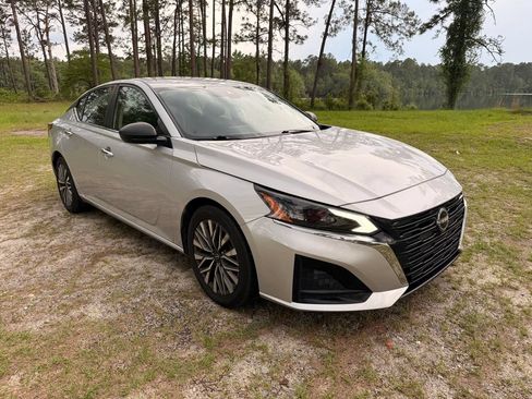 Used 2024 Nissan Altima 2.5 SV FWD image 7