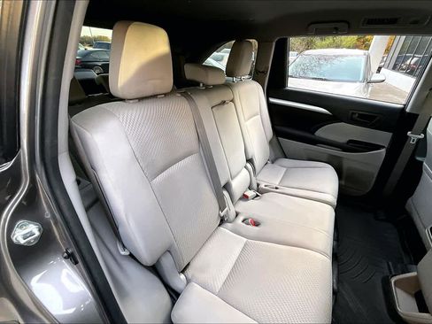 Used 2017 Toyota Highlander LE image 18