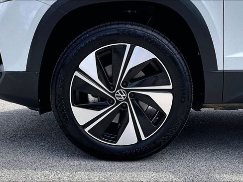Used 2025 Volkswagen Taos SE AWD/4WD image 9