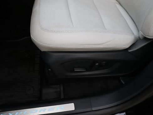 Used 2025 Ford Explorer Platinum w/ LUX Leather Package AWD/4WD image 19