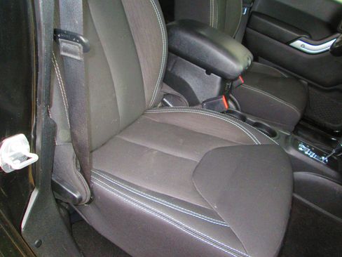 Used 2015 Jeep Wrangler Unlimited Rubicon image 13