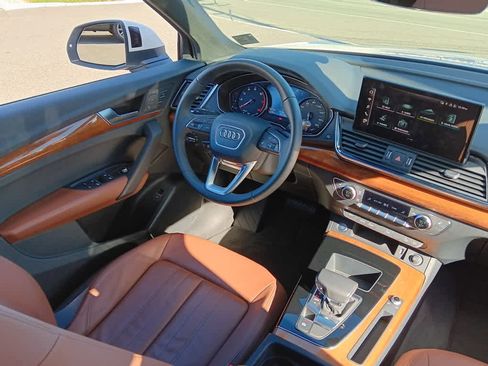 Used 2023 Audi Q5 Premium w/ Convenience Package image 10