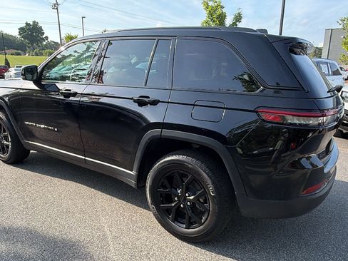Used 2025 Jeep Grand Cherokee Altitude AWD/4WD image 10