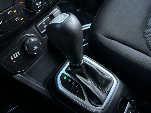 Used 2018 Jeep Renegade Altitude AWD/4WD image 30