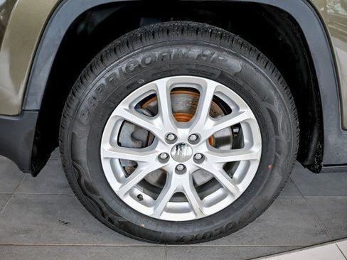 Used 2015 Jeep Cherokee Latitude AWD/4WD image 42