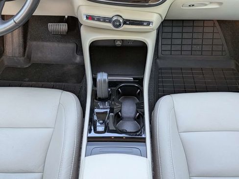 Used 2021 Volvo XC40 T4 Momentum w/ Premium Package FWD image 20