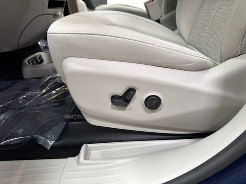 Used 2018 Chrysler Pacifica Touring Plus FWD image 4