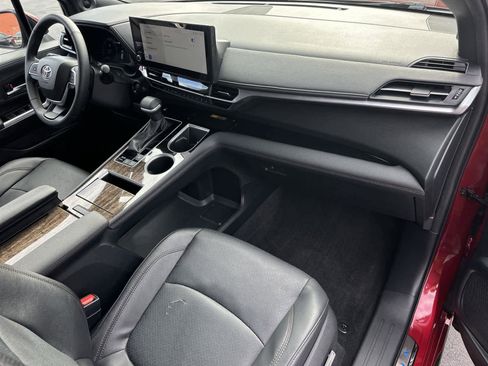 Used 2025 Toyota Sienna Limited image 12