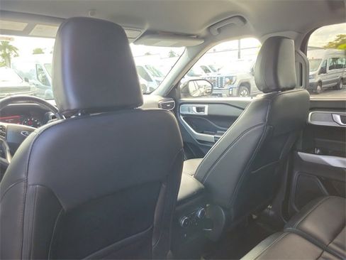 Certified 2022 Ford Explorer Limited w/ Equipment Group 301A image 9