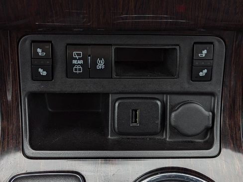 Used 2017 Chevrolet Traverse LT w/ Style and Technology Package AWD/4WD image 23