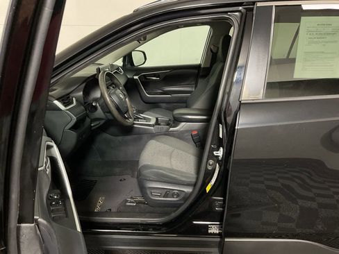 Used 2021 Toyota RAV4 XLE image 18