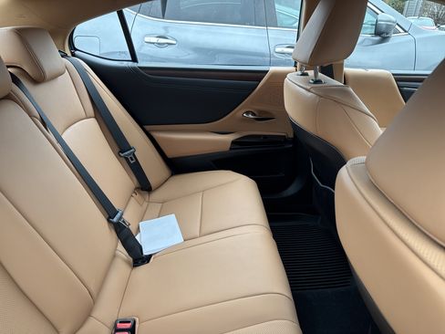 Used 2024 Lexus ES 300h w/ Premium Package image 9