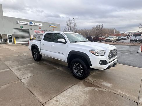Used 2018 Toyota Tacoma TRD Off-Road image 3