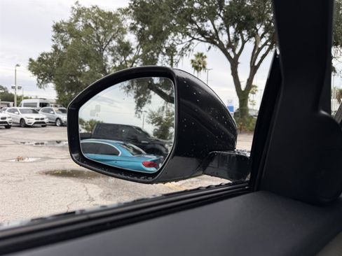 Used 2018 Land Rover Range Rover Velar R-Dynamic SE AWD/4WD image 24