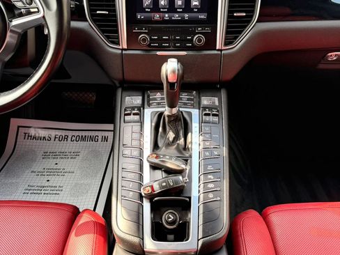 Used 2018 Porsche Macan Turbo w/ Premium Package Plus AWD/4WD image 35