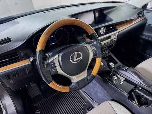 Used 2014 Lexus ES 300h w/ Premium Package w/Bamboo Trim image 13
