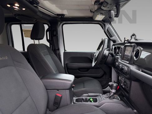 Used 2023 Jeep Gladiator Overland image 9