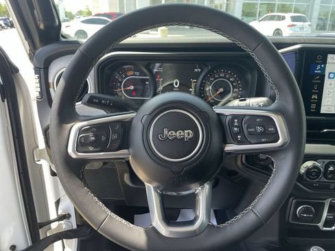Used 2025 Jeep Wrangler Unlimited Sahara AWD/4WD image 19