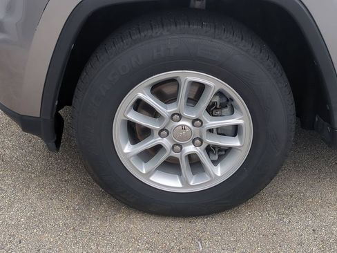 Used 2019 Jeep Grand Cherokee Laredo RWD image 12