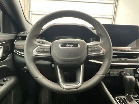 Used 2025 Jeep Compass Trailhawk AWD/4WD image 8