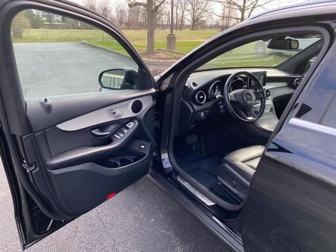 Used 2019 Mercedes-Benz GLC 300 4MATIC w/ Premium Package image 10