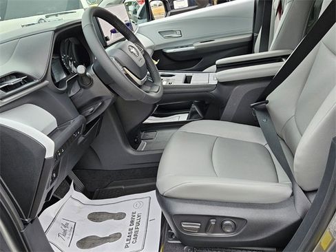 New 2026 Toyota Sienna XLE image 5