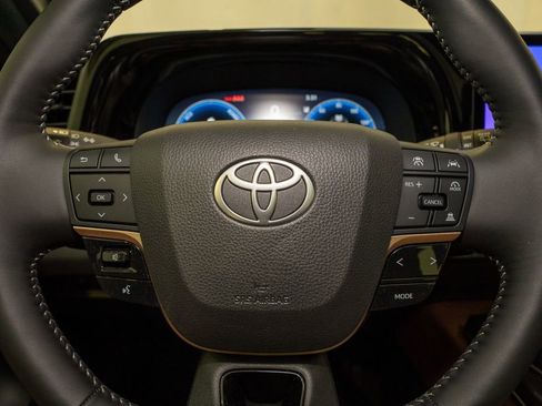 Used 2025 Toyota Crown Signia w/ Advanced Technology Package image 21