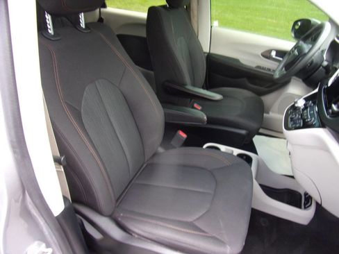 Used 2017 Chrysler Pacifica Touring image 15