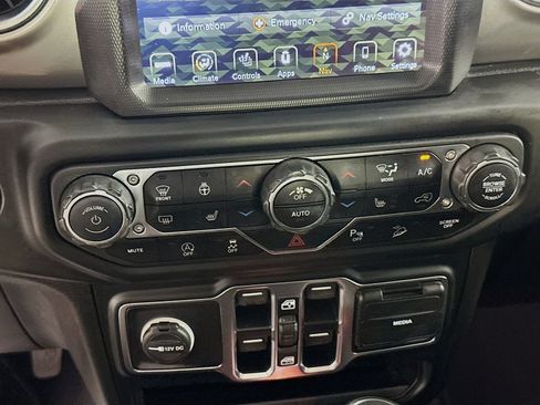 Used 2021 Jeep Wrangler Unlimited Sahara AWD/4WD image 16