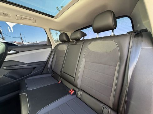 Used 2022 Volkswagen Taos SE image 7