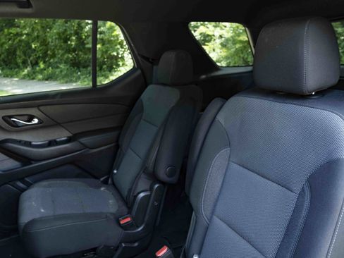 Used 2023 Chevrolet Traverse LT FWD image 17