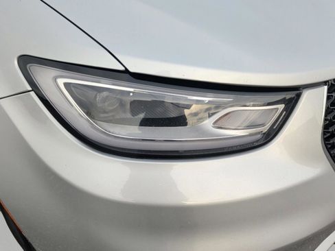 Used 2024 Chrysler Pacifica Touring-L image 10