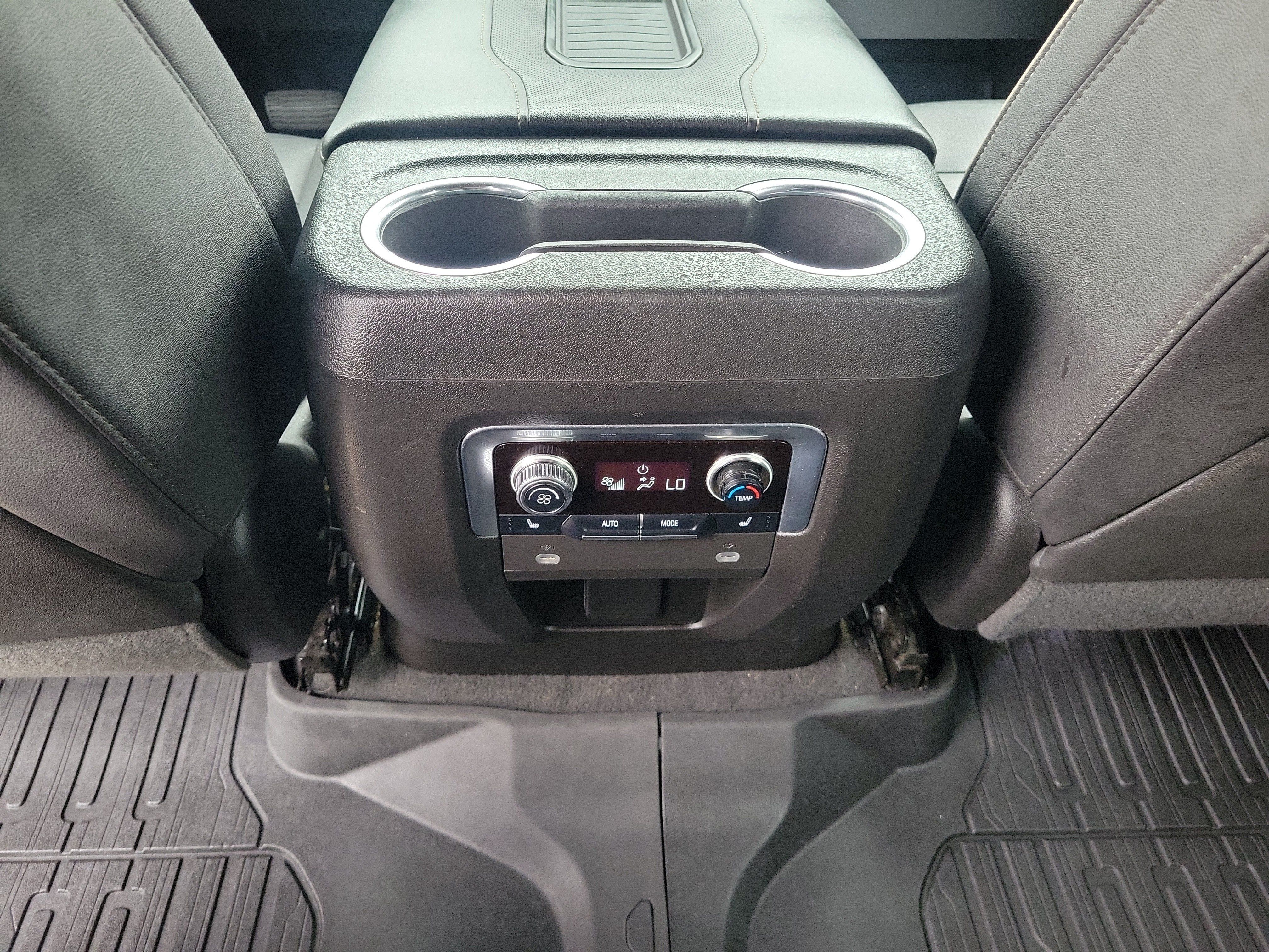 Used 2023 GMC Yukon XL SLT w/ SLT Premium Package AWD/4WD image 11