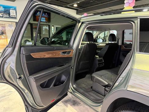 Used 2025 Volkswagen Atlas SE image 31