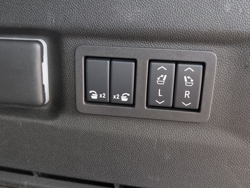 Used 2025 GMC Yukon XL Denali AWD/4WD image 29