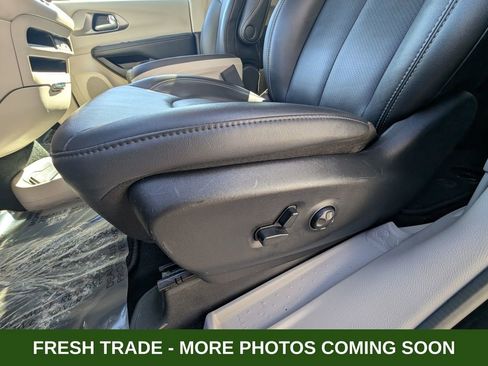 Used 2024 Chrysler Pacifica Touring-L image 14
