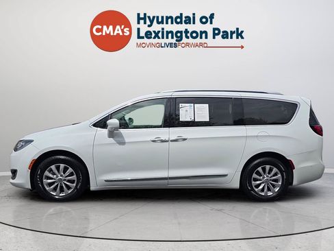 Used 2018 Chrysler Pacifica Touring-L w/ Advanced Safetytec Group FWD image 2