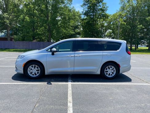 Used 2023 Chrysler Pacifica Touring-L FWD image 4
