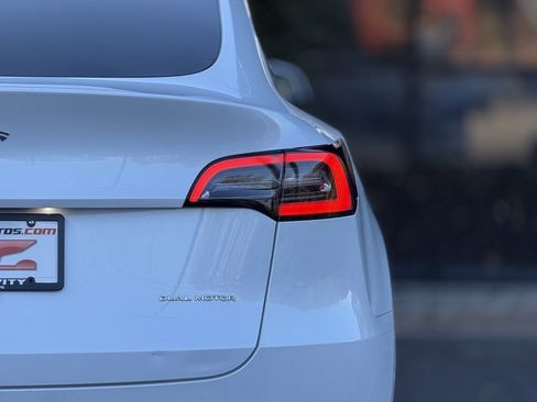 Used 2021 Tesla Model Y Long Range image 16