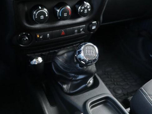 Used 2018 Jeep Wrangler Rubicon w/ Cold Weather Group image 16