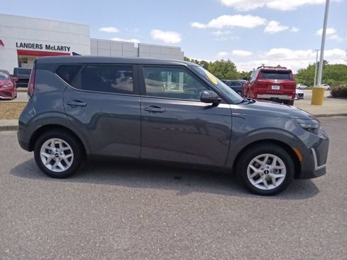 Used 2025 Kia Soul LX w/ LX Technology Package FWD image 2