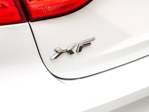 Used 2017 Jaguar XF Premium image 9