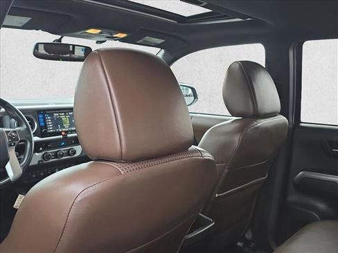 Used 2016 Toyota Tacoma Limited w/ Towing Package image 16