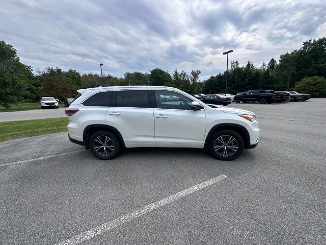 Used 2016 Toyota Highlander XLE AWD/4WD image 2