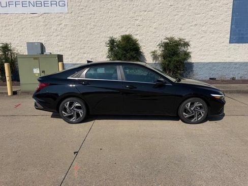 New 2026 Hyundai Elantra Limited FWD image 2