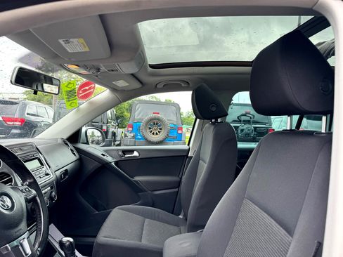 Used 2013 Volkswagen Tiguan S image 16