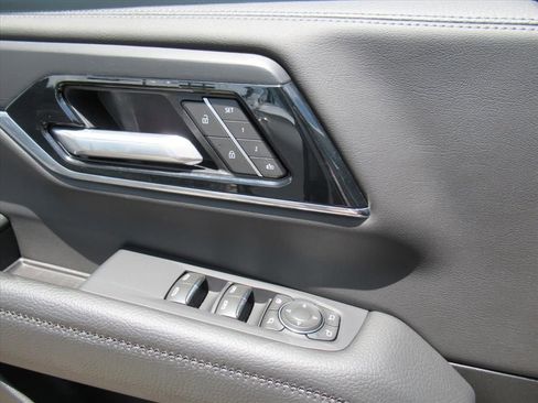 Used 2025 GMC Yukon XL Denali RWD image 19