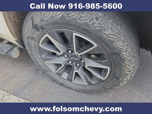 Used 2023 Chevrolet Suburban Z71 w/ Luxury Package image 2