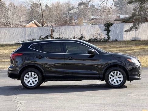 Used 2019 Nissan Rogue Sport S image 3