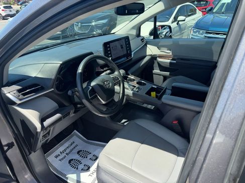 Used 2023 Toyota Sienna XLE AWD/4WD image 10